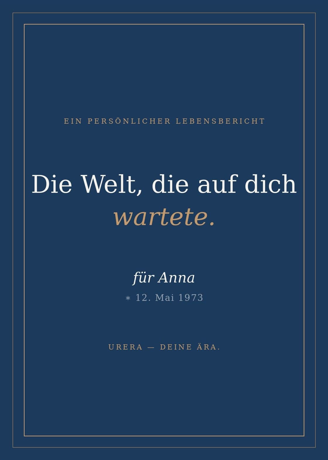 Der gedruckte urera-Lebensbericht: dunkelblaues Cover mit goldener Schrift „Die Welt, die auf dich wartete.“ für Anna, geboren am 12. Mai 1973.